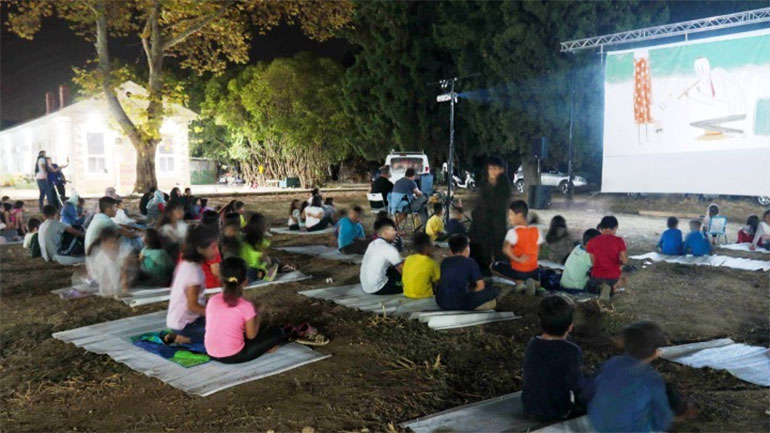 Νύχτες κινηματογράφου στο αυτοσχέδιο σινεμά στη δομή φιλοξενίας μεταναστών