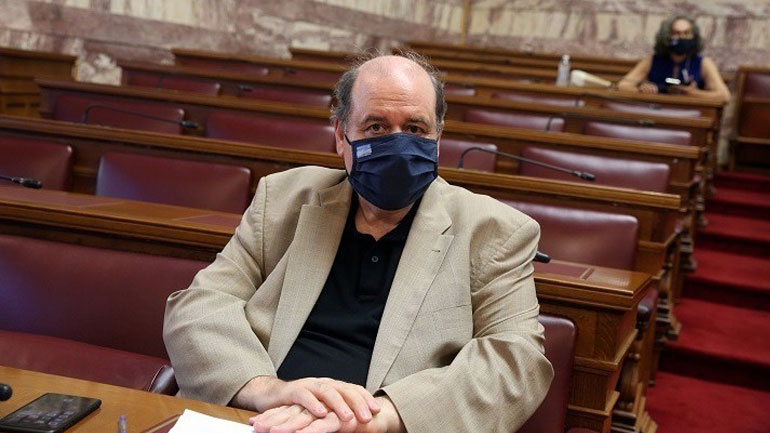 Φίλης: Είναι παράλογο και άκρως επικίνδυνο σε ένα τμήμα 25 παιδιών να πρέπει να νοσήσουν τα 13 για να κλείσει