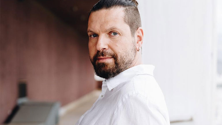 Ο Ηλίας Μακρίδης διασκευάζει την «Αύρα» και συμμετέχει στη Διεθνή Εβδομάδα Κωφών