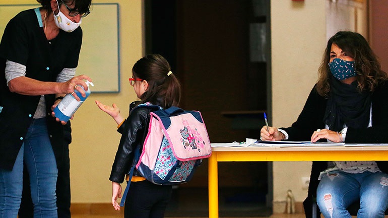 Σταθεροποιήθηκαν τα περιστατικά Covid-19 στις ηλικίες 4 έως 18