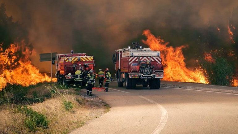 Αψηφώντας τις φλόγες και σώζοντας ζωές! 