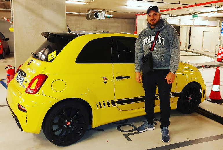 Δεν ξεχνάει και αγαπημένα του αυτοκίνητα με το Abarth 500 να κλέβει την παράσταση.