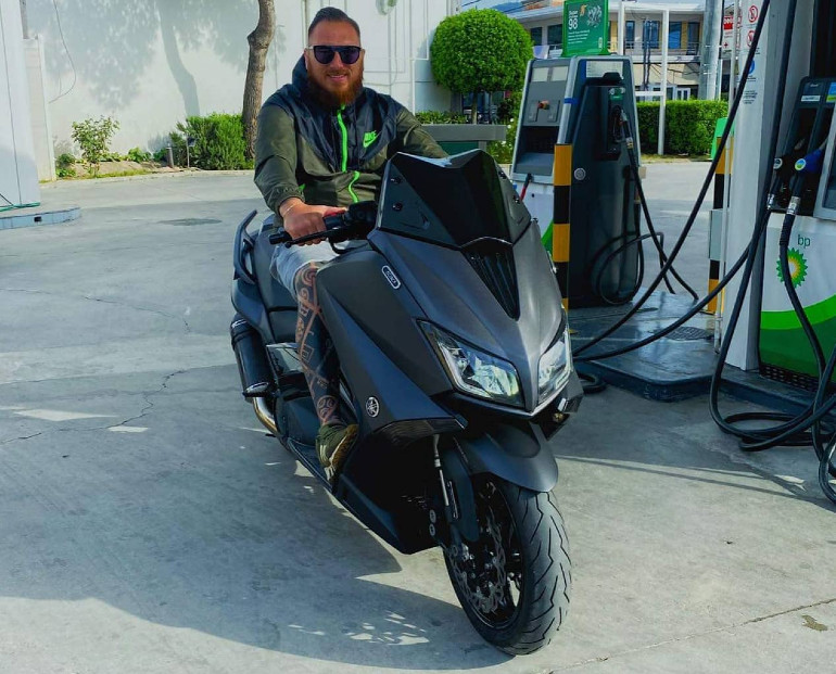 Το Yamaha TMAX 530 τον συνόδευσε στα πιο άνετα ταξίδια του.