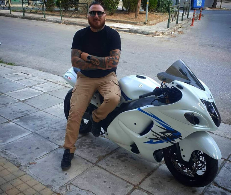 Παρέα με την αγαπημένη του Suzuki Hayabusa με την οποία έχει πάρει μέρος σε αγώνες Dragster.