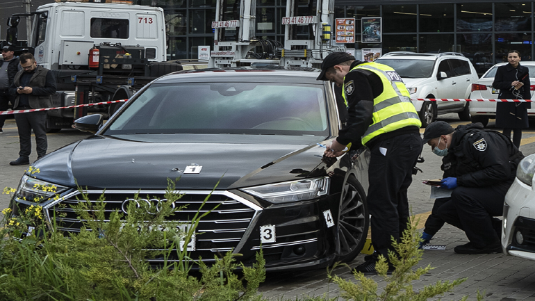 Απόπειρα δολοφονίας συνεργάτη του προέδρου της Ουκρανίας- «Γάζωσαν» το αυτοκίνητό του