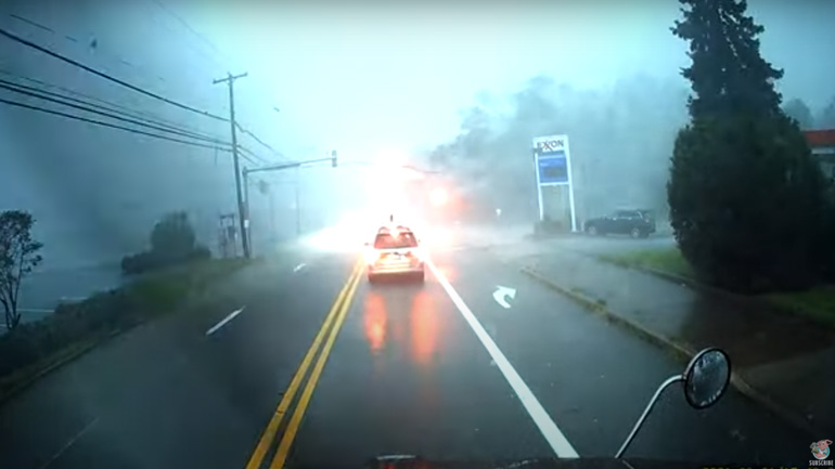 Αυτοκίνητο εναντίον σίφωνα  