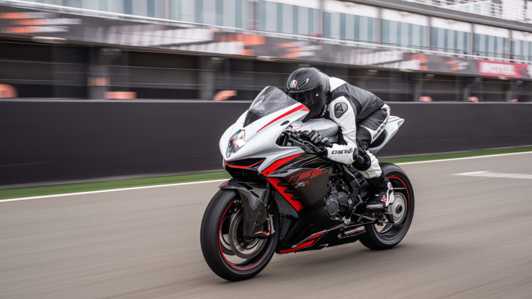 Τα πλαϊνά αεροδυναμικά φτερά είναι εσωτερικά στα φέρινγκ, όπως στο Aprilia RS660 και το Yamaha R7.