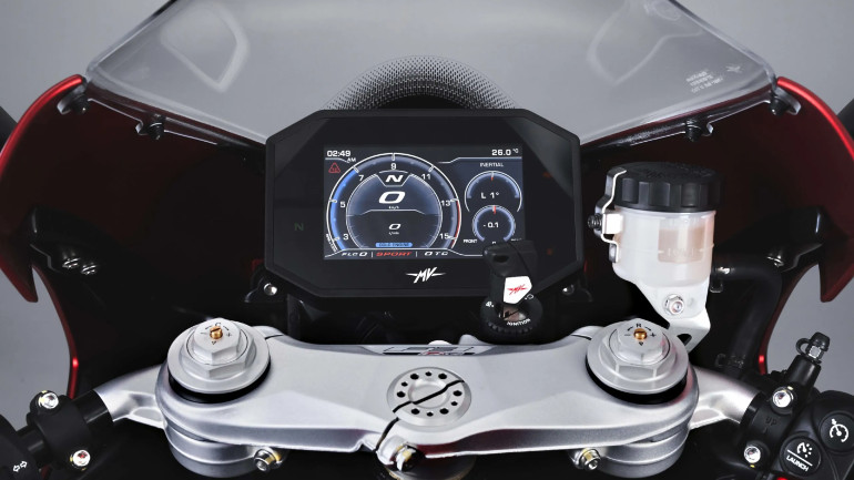 Η TFT οθόνη προσφέρει πλούσιο υλικό στον αναβάτη και δυνατότητα συνδεσιμότητας με το smartphone.