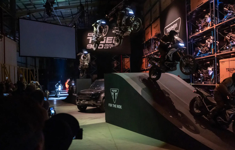 Σκηνή από προωθητική ενέργεια της ταινίας στη Βρετανία με ένα Tiger να... πετάει!