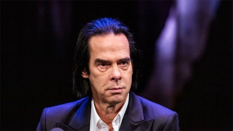 Ο Νικ Κέιβ ανακοίνωσε τα απομνημονεύματά του για τη ζωή του μετά τον θάνατο του γιου του