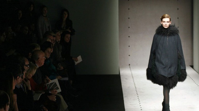 Οι οίκοι Saint Laurent και Brioni γυρίζουν την πλάτη στη ζωική γούνα Οι οίκοι Saint Laurent και Brioni γυρίζουν την πλάτη στη ζωική γούνα