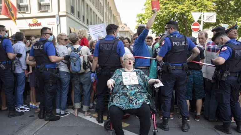Ελβετία: Συμπλοκές μεταξύ αστυνομίας και διαδηλωτών σε κινητοποίηση κατά των υγειονομικών μέτρων