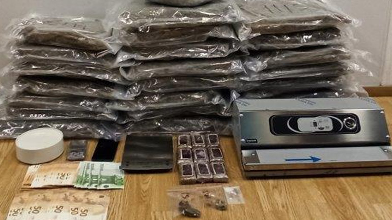 Τρεις συλλήψεις για κατοχή και διακίνηση ναρκωτικών στον Πειραιά