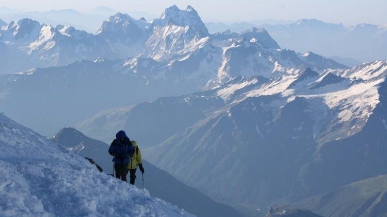 Ρωσία: Πέντε ορειβάτες έχασαν τη ζωή τους σε χιονοθύελλα στο όρος Ελμπρούς