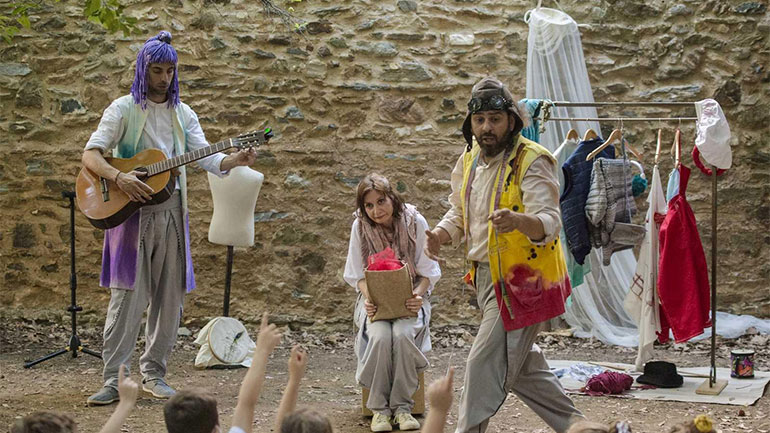 «O Ραφτάκος των λέξεων» του Αντώνη Παπαθεοδούλου συνεχίζει σε υπαίθριους χώρους τον Οκτώβριο