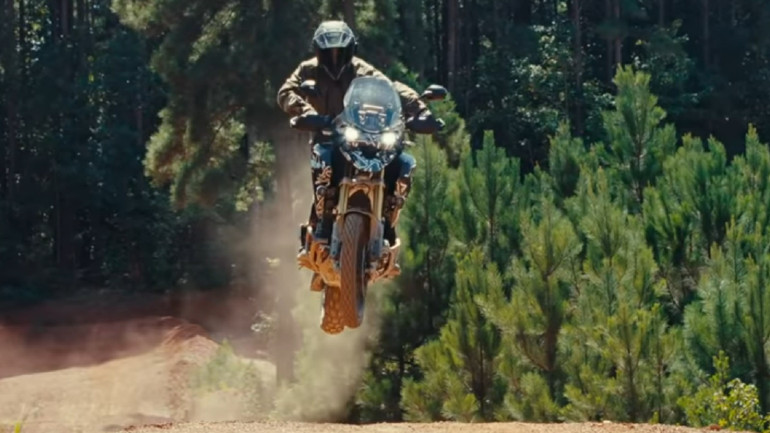 Θρύλος του motocross δοκιμάζει τη νέα Triumph Tiger 1200