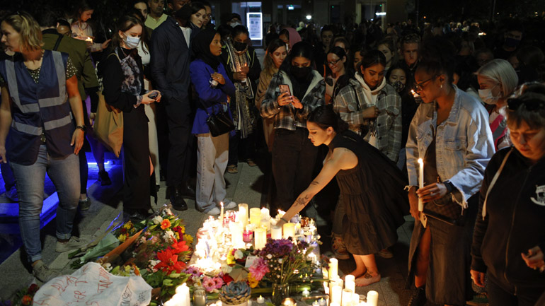 Εκατοντάδες Λονδρέζοι συμμετείχαν σε αγρυπνία στη μνήμη της 28χρονης δασκάλας που δολοφονήθηκε