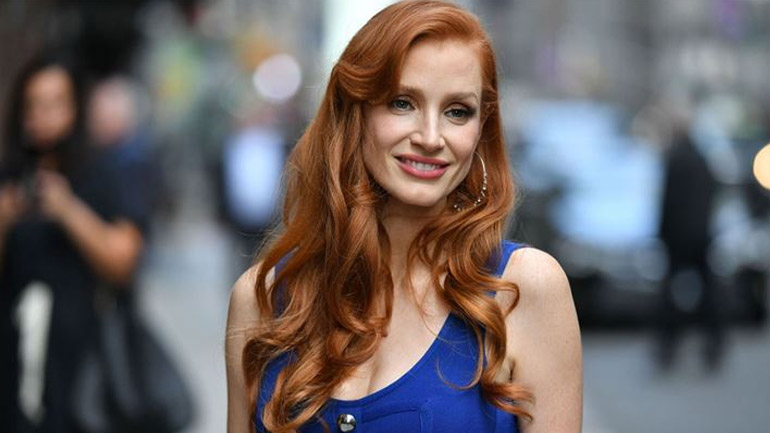 Η Jessica Chastain σας δείχνει πώς να κάνετε εντυπωσιακά heatless waves στα μαλλιά