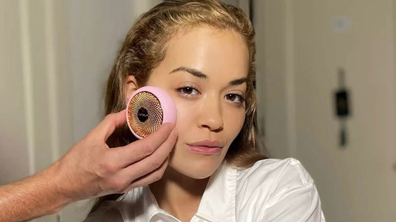 Τα beauty gadgets που έχει πάντα στο travel kit της η Rita Ora