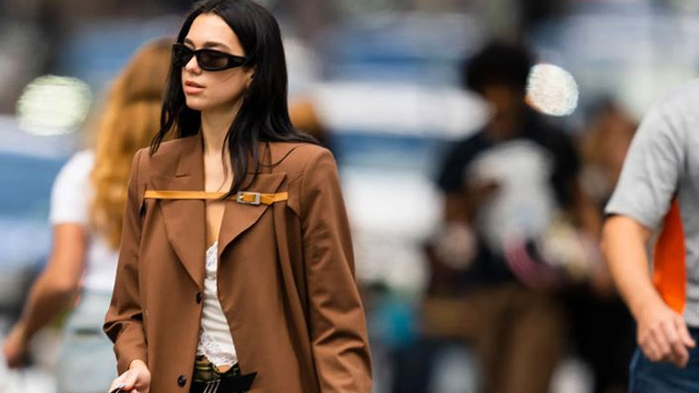 Το outfit της Dua Lipa μας εμπνέει για τις φθινοπωρινές μας εμφανίσεις στην πόλη
