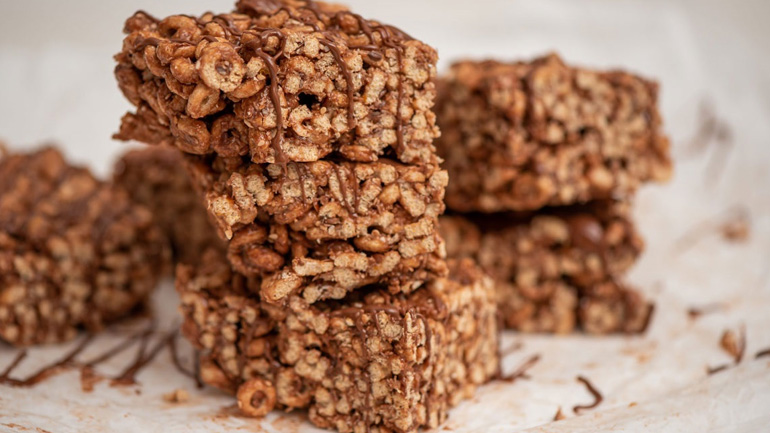 Σοκολατένιες μπάρες χωρίς ψήσιμο από τον Δημήτρη Μακρυνιώτη