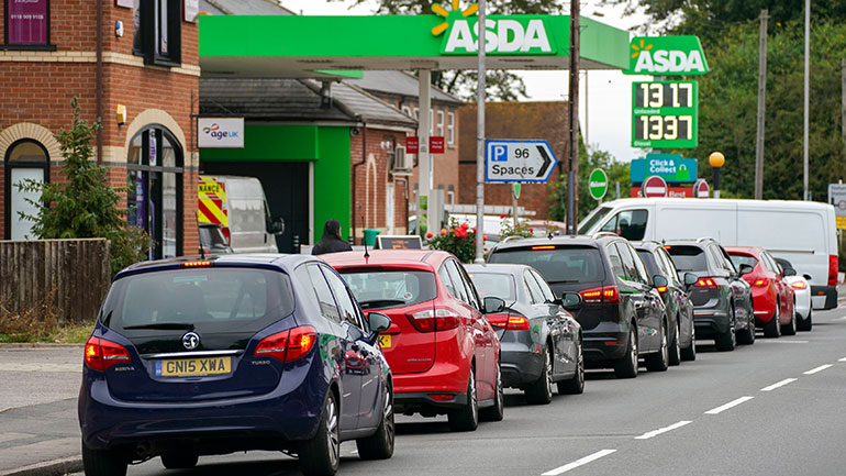 Μ. Βρετανία: «Στεγνώνουν» τα βενζινάδικα – Visa «εξπρές» σε 5.000 οδηγούς φορτηγών