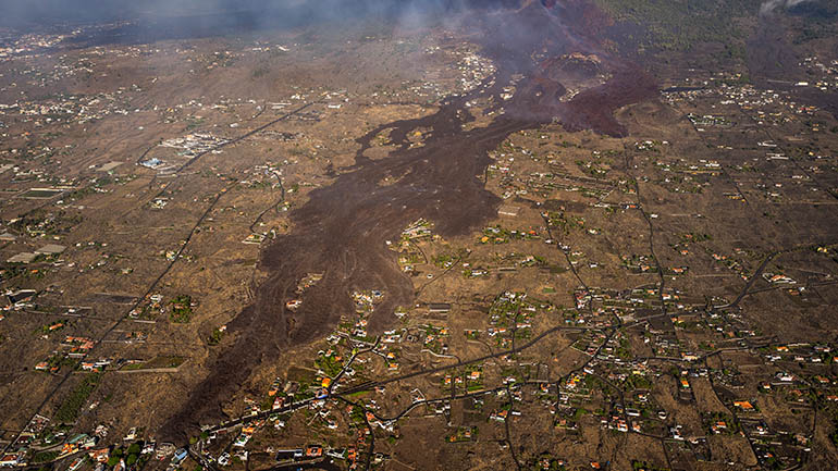 Ποτάμια λάβας ρέουν από το ηφαίστειο της Λα Πάλμα στην Ισπανία Ποτάμια λάβας ρέουν από το ηφαίστειο της Λα Πάλμα στην Ισπανία