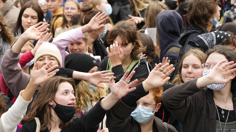 Ολλανδία: Διαδηλωτές διαμαρτύρονται για το νέο πάσο Covid-19 για την είσοδο σε μπαρ, εστιατόρια