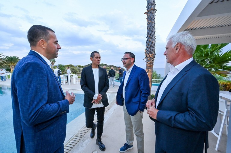 Ο Σωτήρης Κοντιζάς με στελέχη της Mazda Europe