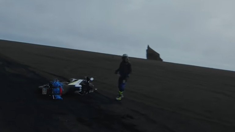 Μία από τις αρκετές πτώσεις του Mike Horn, με το Husqvarna να αποδεικνύεται αρκετά σκληροτράχηλο.