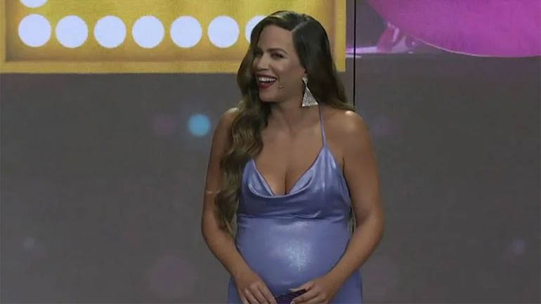 Η Κατερίνα Στικούδη αποκάλυψε το φύλο του μωρού που περιμένει στην πρεμιέρα του J2US