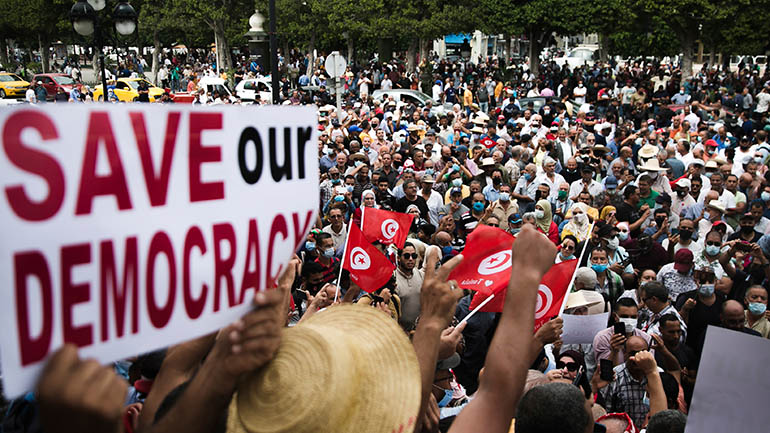 Χιλιάδες άνθρωποι στην Τυνησία διαδήλωσαν κατά του προέδρου