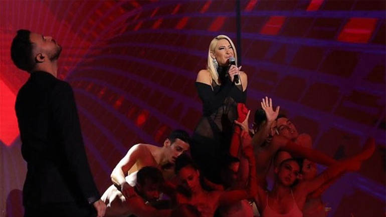 Η λαμπερή εμφάνιση της Ιωάννας Τούνη και του Νικηφόρου στην πρεμιέρα του J2US