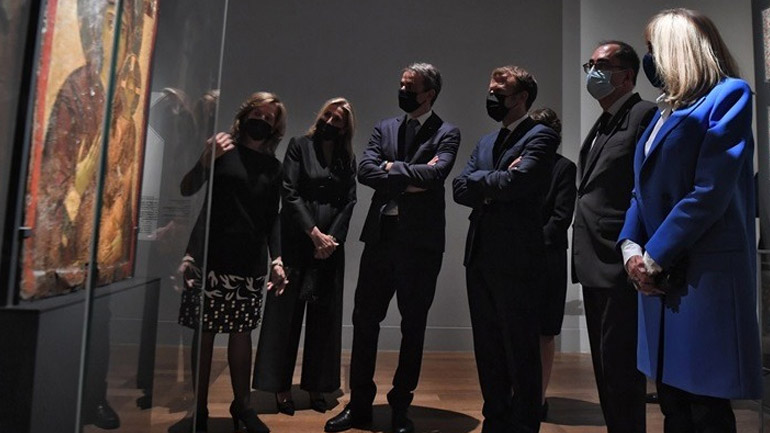 Μητσοτάκης και Μακρόν εγκαινίασαν στο Λούβρο έκθεση για τα 200 χρόνια από την ελληνική επανάσταση