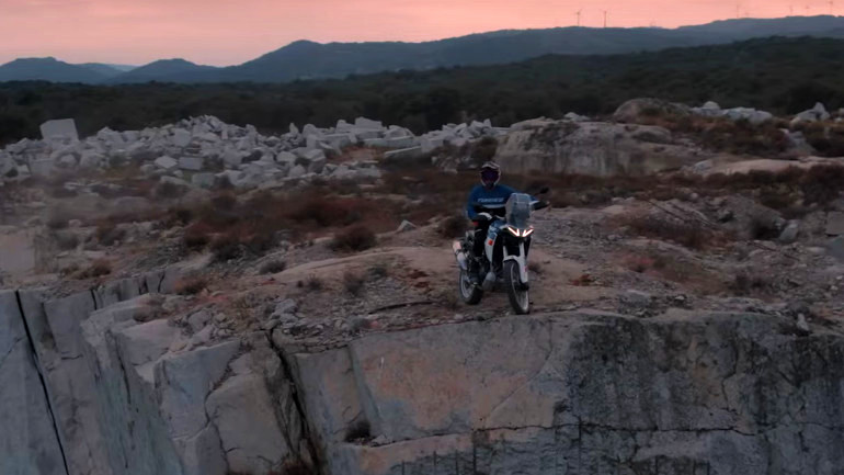 Η μοτοσικλέτα έχει φτιαχτεί για να προσφέρει δυναμικές περιπέτειες στον αναβάτη.