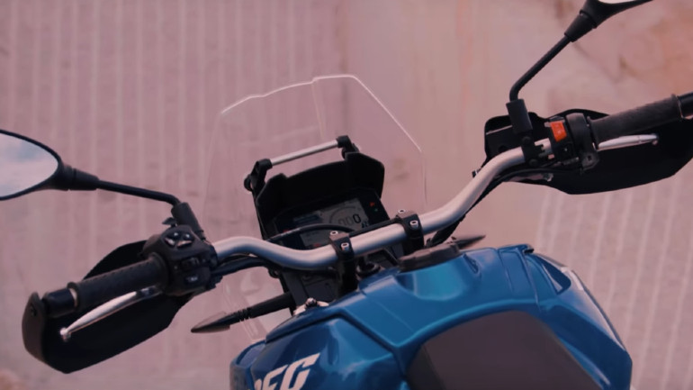 Φαρδύ τιμόνι για καλό έλεγχο στις εκτός δρόμου διαδρομές.