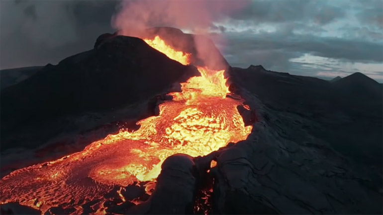 Επική «βουτιά» drone μέσα στη λάβα ηφαιστείου!