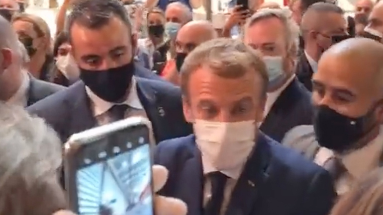 Πολίτης πέταξε αβγό στον Εμανουέλ Μακρόν