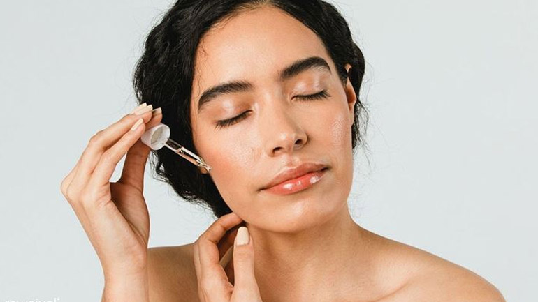 Γιατί πρέπει να απλώνουμε το serum πριν την ενυδατική στο πρόσωπο;