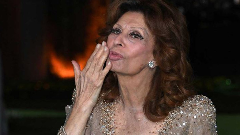 Sophia Loren: H εντυπωσιακή εμφάνιση της 87χρονης ηθοποιού στη βράβευσή της