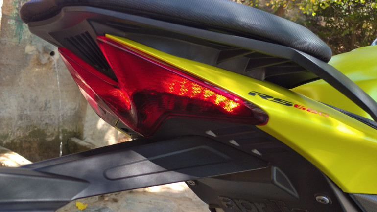 Διαθέτει και σύστημα ειδοποίησης σε περίπτωση απότομου φρεναρίσματος.