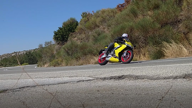 Ελαφριά αίσθηση στο δρόμο με απίστευτη κατευθυντικότητα στην καρδιά της στροφής.