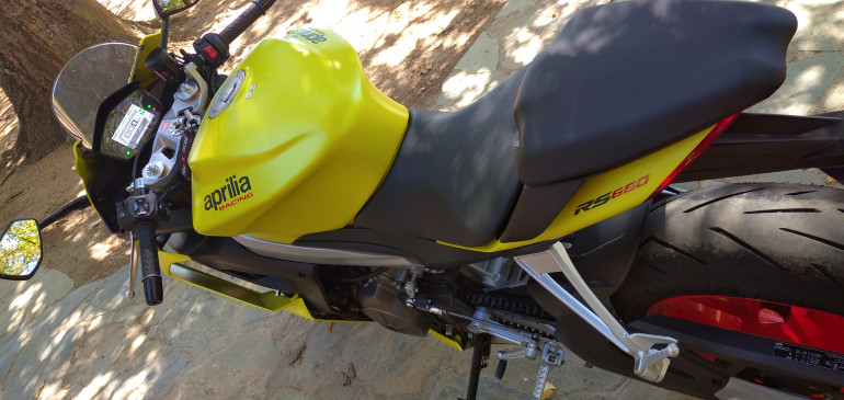 Λεπτή σιλουέτα, μικρές διαστάσεις και μια θέση οδήγησης που θα αγαπήσεις.