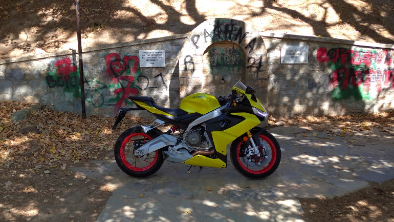 Στον Acid Gold χρωματισμό η μοτοσικλέτα ξεχωρίζει ακόμα και σταματημένη!