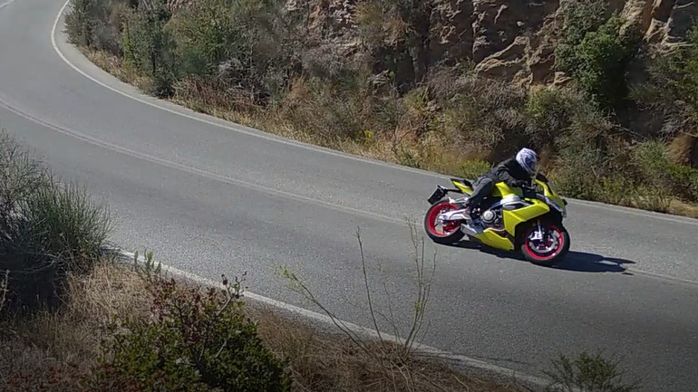 Το RS660 λατρεύει τις στροφές... κι εμείς!