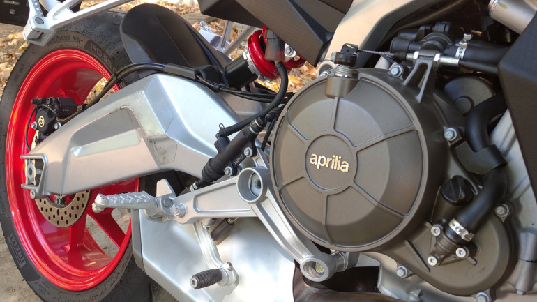 Κινητήρας ο οποίος προέρχεται από το V4 σύνολο του RSV4 1100.