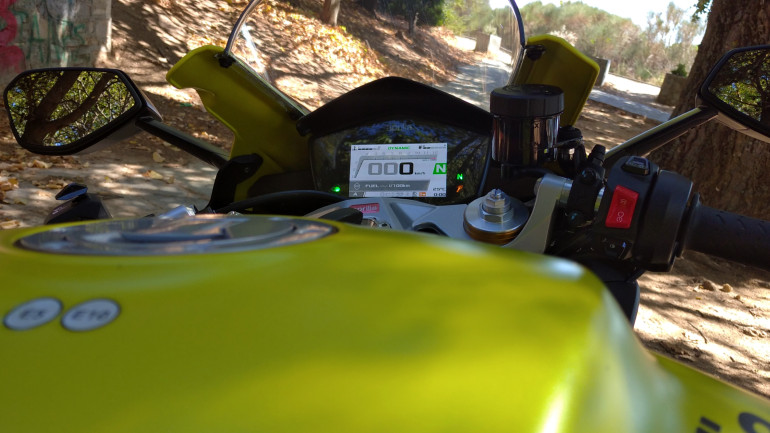 Έγχρωμος TFT πίνακας πληροφοριών με πλούσιο υλικό που θα κρατήσει τον αναβάτη σε εγρήγορση.