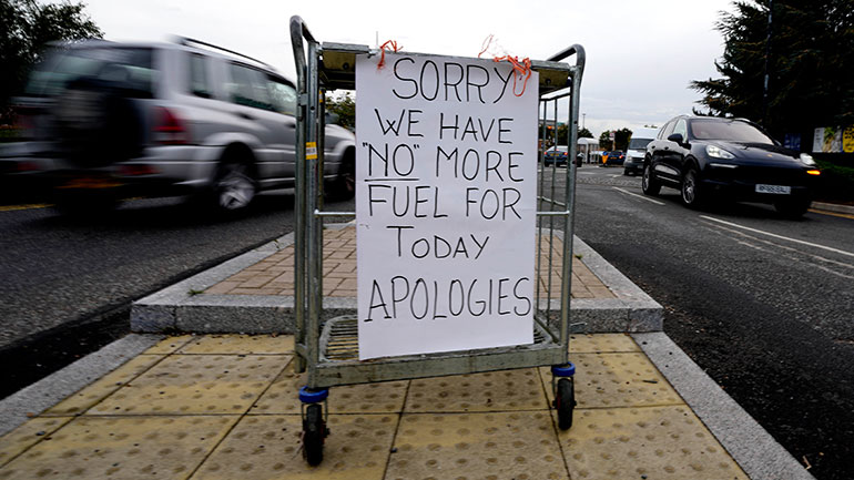 Έκκληση της βρετανικής κυβέρνησης στους πολίτες: «Μη γεμίζετε μπουκάλια νερού με καύσιμα»