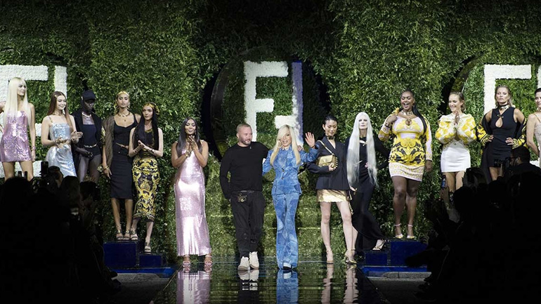 Fendace: Mε ένα ιστορικό Versace x Fendi fashion show έκλεισε η Milan Fashion Week