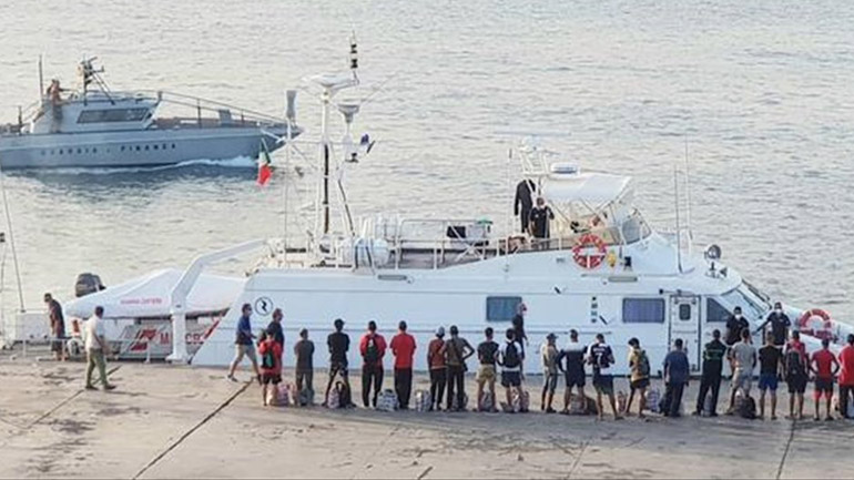Συνεχείς οι αποβιβάσεις μεταναστών και προσφύγων στη Λαμπεντούζα της Ιταλίας